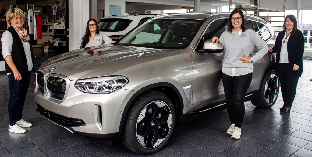 Teamfoto: Mitarbeiterinnen des Autohauses