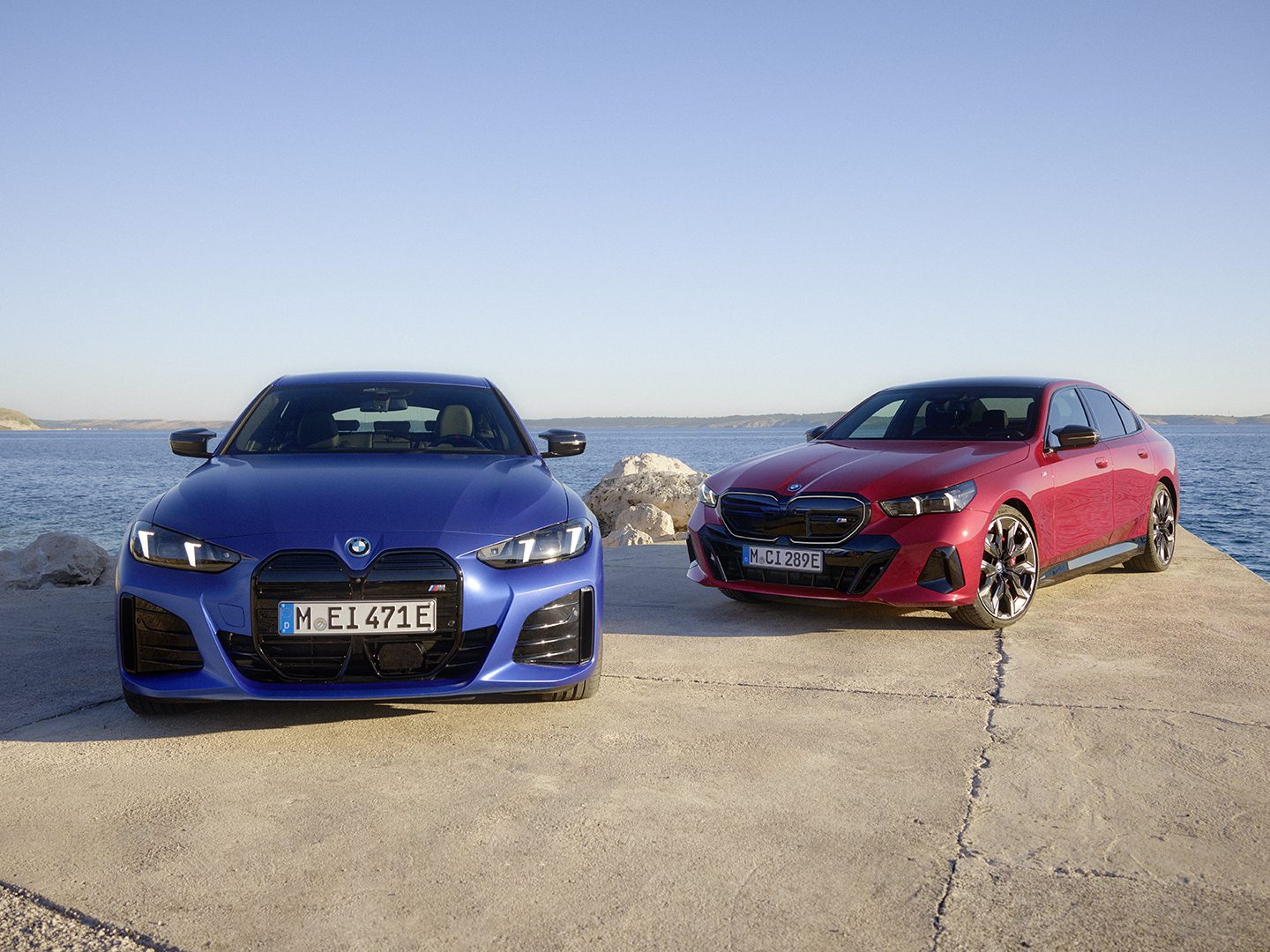 Zwei BMW Limousinen auf dem Hof – Link zum Fahrzeugmarkt