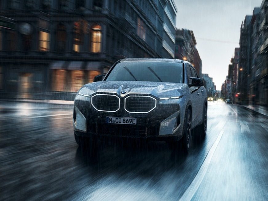 Fahrzeug vor dem Autohaus Kornexl & Lenz (16:9)