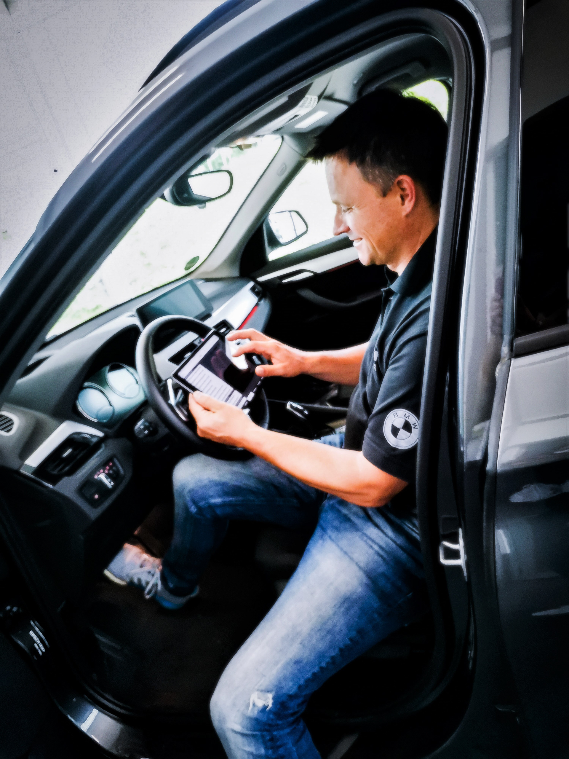 Mechaniker arbeitet an BMW/MINI – Service-Inspektion