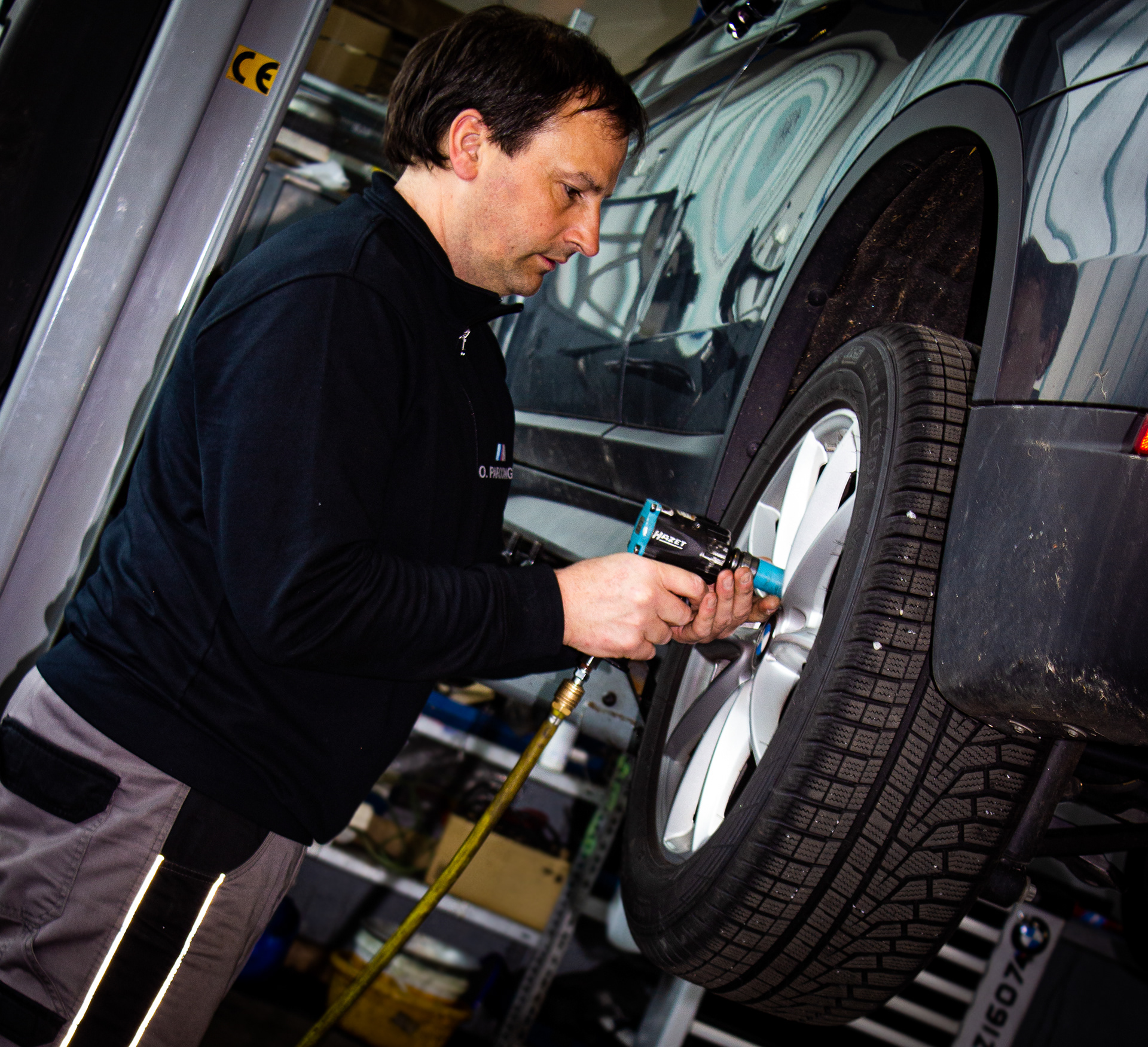 Mitarbeiter beim Räder- und Reifenservice