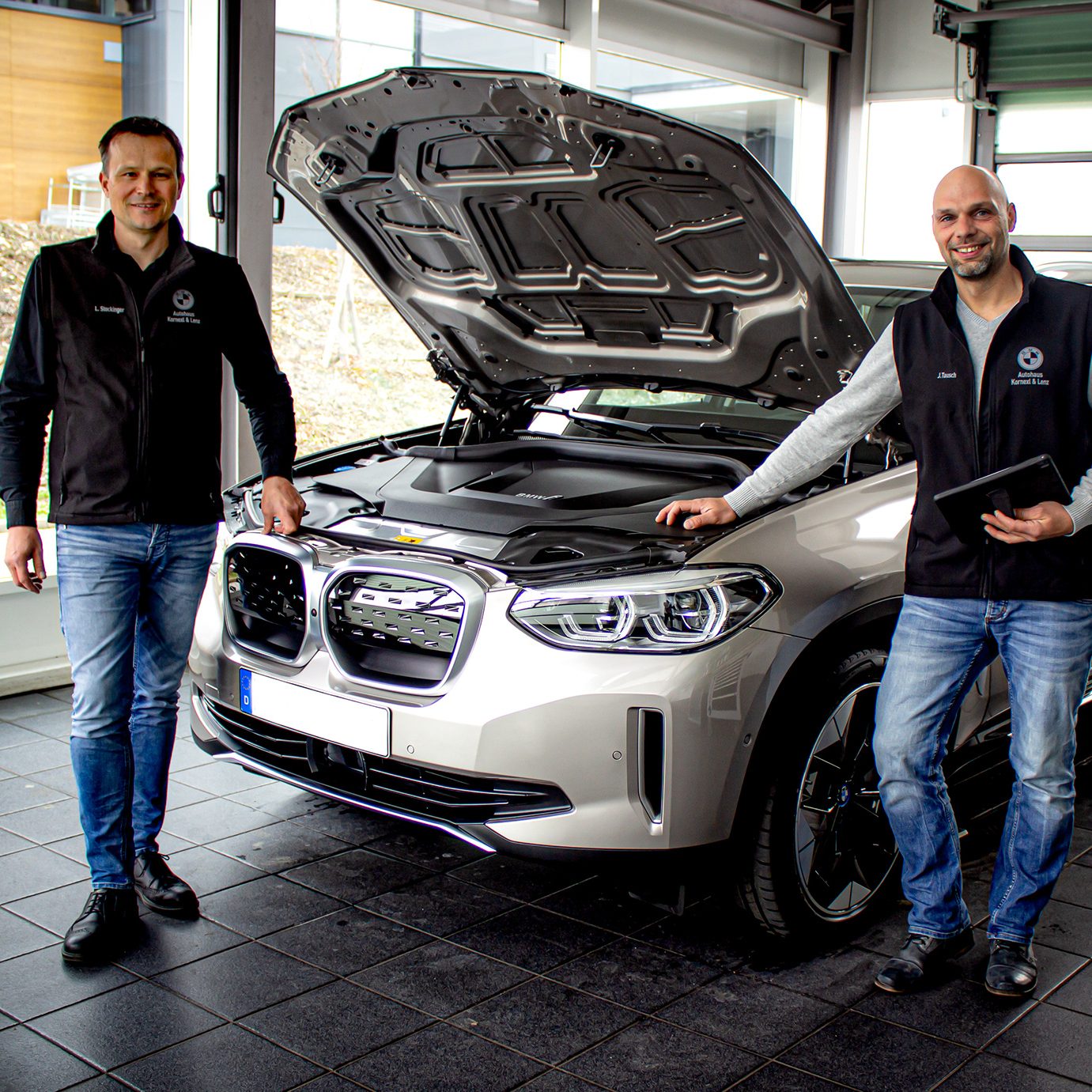 Serviceberater prüft Fahrzeug in der Werkstatt (Serviceberatung am Fahrzeug)