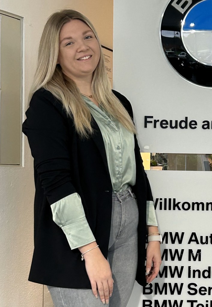 Porträt: Leoni Schmalhofer, Auszubildende Automobilkauffrau